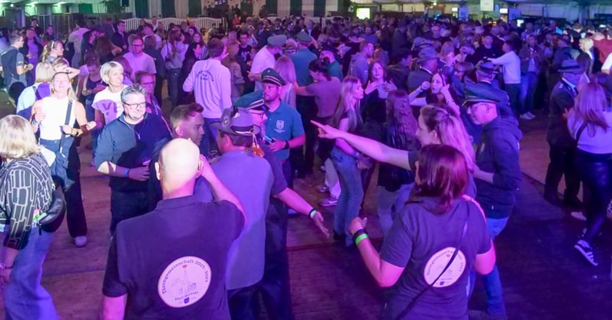 Volles Festzelt beim Festball des Schützenfestes Feldmark 2026