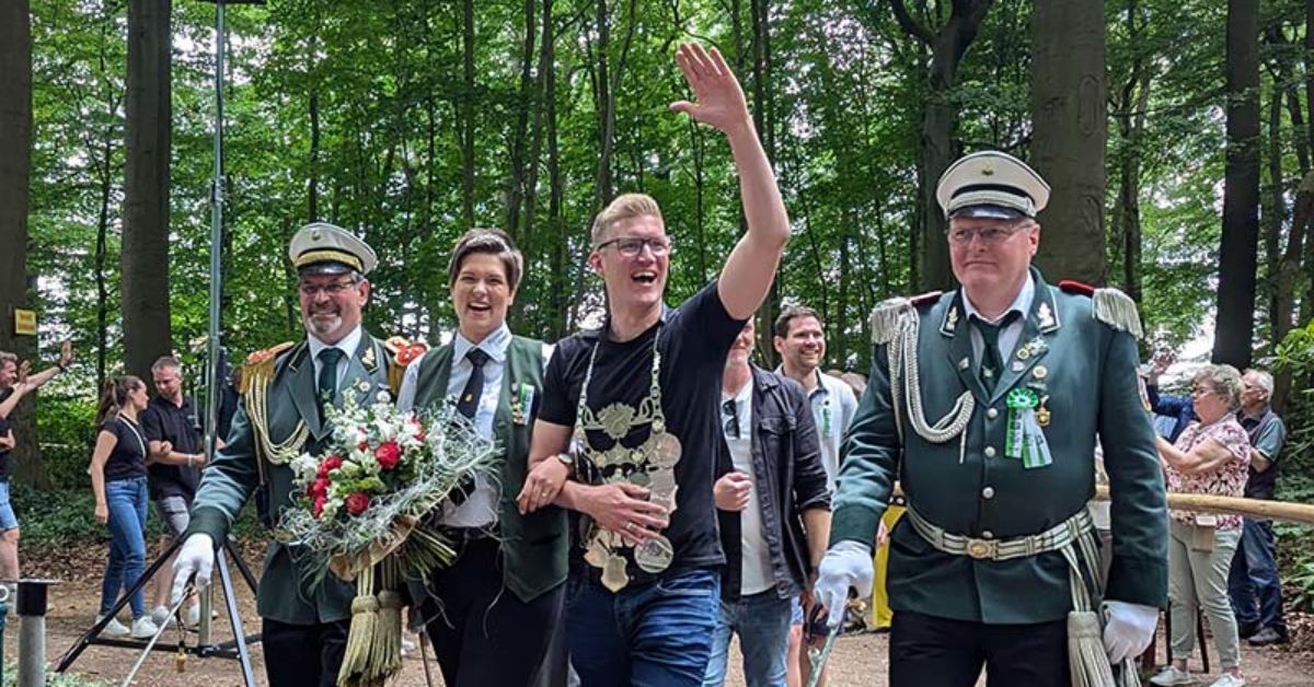 Aron Holtgreve jubelt nach dem Königsschießen beim Schützenfest Lembeck 2026
