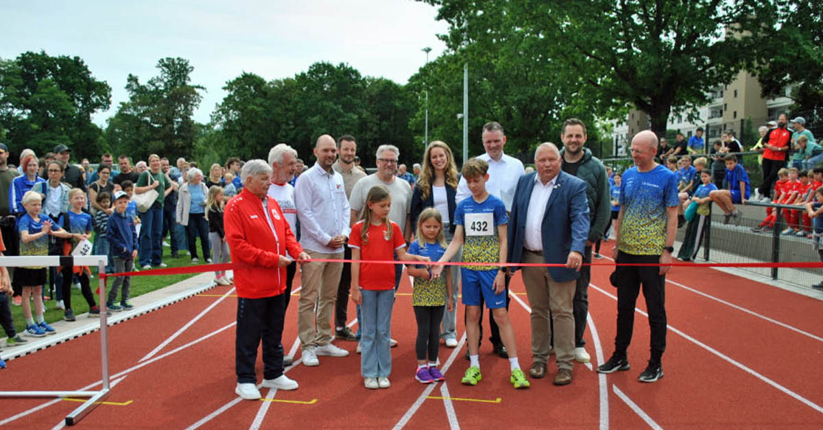 Gäste aus Sport, Politik und Vereinen bei der Eröffnung der neuen Kunststoffbahn am Jahnsportplatz in Dorsten.