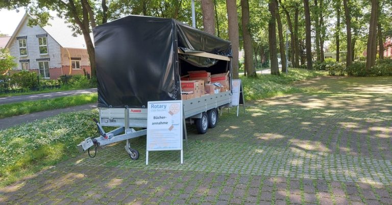 Bücherkisten bei der Sammlung für den Bücherbasar des Rotary Club Dorsten