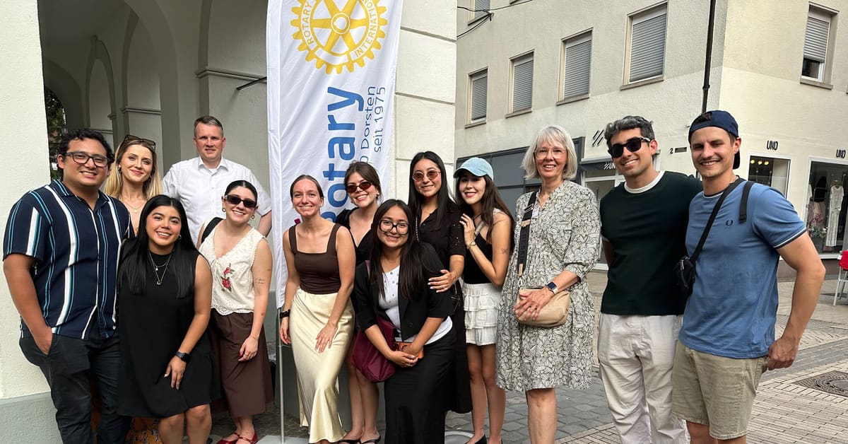 Gruppe beim Rotary Club Dorsten im Rahmen eines internationalen Jugendaustauschs