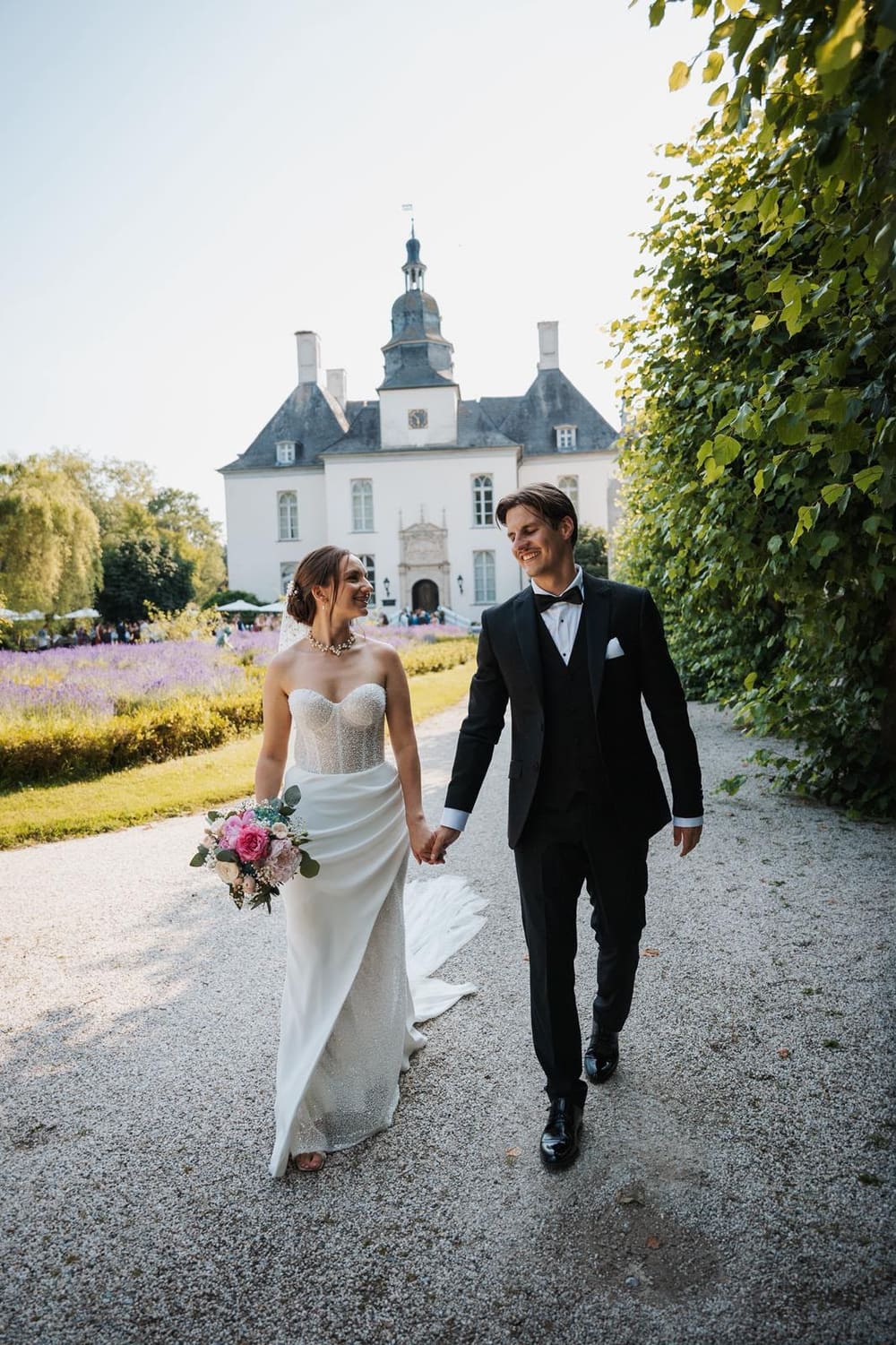 Hochzeitspaar vor Schloss Lembeck als Beispiel für Freundschaften aus dem Rotary-Jugendaustausch