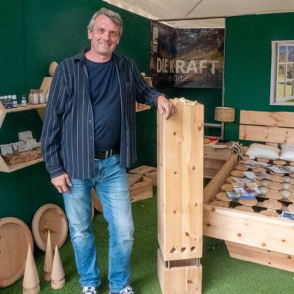 Besucher entdecken handgemachte Produkte bei der Landpartie Schloss Lembeck - Bild 1
