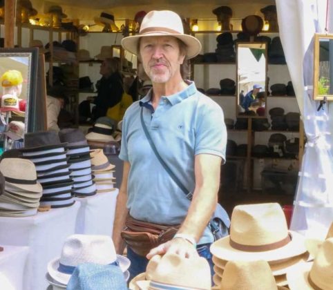 Besucher entdecken handgemachte Produkte bei der Landpartie Schloss Lembeck - Bild 2