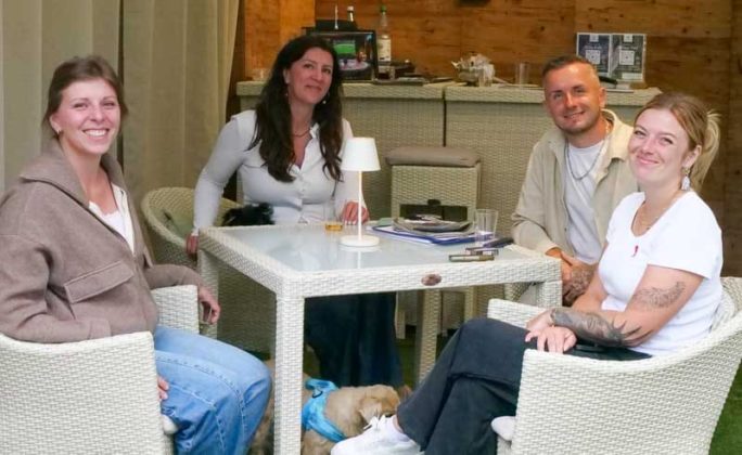 Besucher entdecken handgemachte Produkte bei der Landpartie Schloss Lembeck - Bild 4