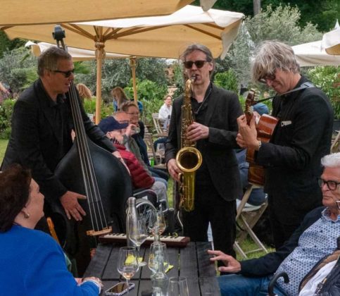 Besucher entdecken handgemachte Produkte bei der Landpartie Schloss Lembeck - Bild 6