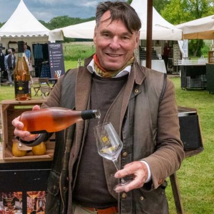 Besucher entdecken handgemachte Produkte bei der Landpartie Schloss Lembeck - Bild 9