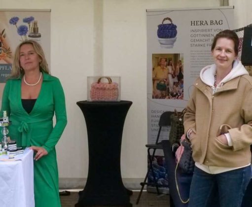 Besucher entdecken handgemachte Produkte bei der Landpartie Schloss Lembeck - Bild 14
