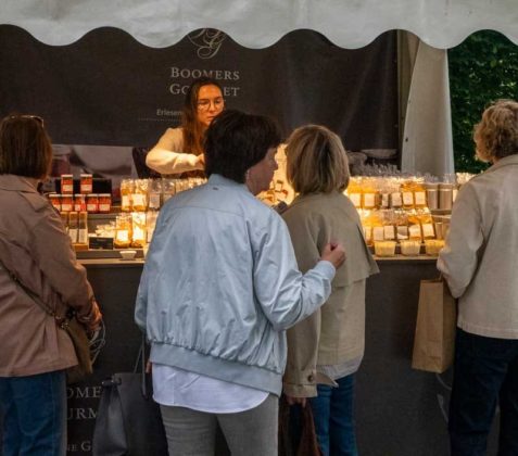 Besucher entdecken handgemachte Produkte bei der Landpartie Schloss Lembeck - Bild 15