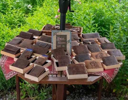 Besucher entdecken handgemachte Produkte bei der Landpartie Schloss Lembeck - Bild 18