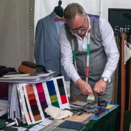Besucher entdecken handgemachte Produkte bei der Landpartie Schloss Lembeck - Bild 24