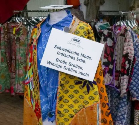 Besucher entdecken handgemachte Produkte bei der Landpartie Schloss Lembeck - Bild 30