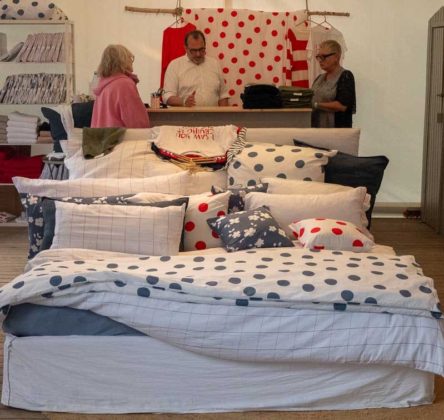 Besucher entdecken handgemachte Produkte bei der Landpartie Schloss Lembeck - Bild 37