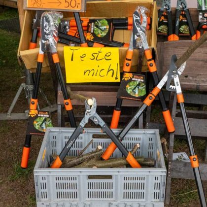 Besucher entdecken handgemachte Produkte bei der Landpartie Schloss Lembeck - Bild 39