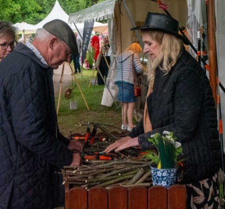 Besucher entdecken handgemachte Produkte bei der Landpartie Schloss Lembeck - Bild 40