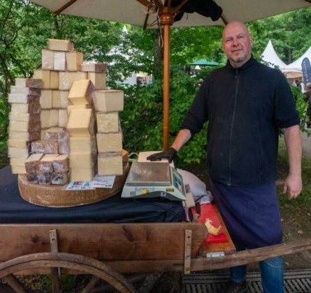 Besucher entdecken handgemachte Produkte bei der Landpartie Schloss Lembeck - Bild 42