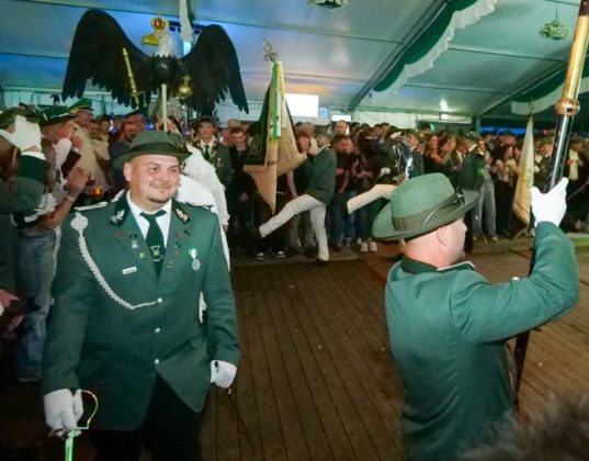 Volles Festzelt beim Festball des Sch&uuml;tzenfestes Feldmark 2026 - Bild 1
