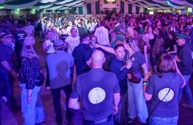 Volles Festzelt beim Festball des Sch&uuml;tzenfestes Feldmark 2026 - Bild 6
