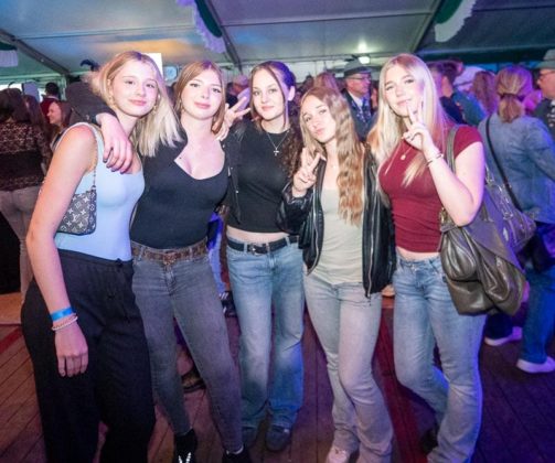 Volles Festzelt beim Festball des Sch&uuml;tzenfestes Feldmark 2026 - Bild 9