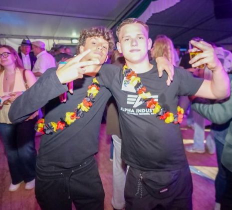 Volles Festzelt beim Festball des Sch&uuml;tzenfestes Feldmark 2026 - Bild 10