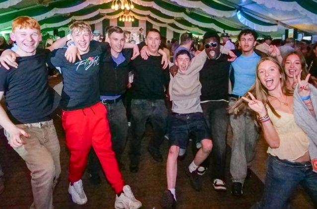 Volles Festzelt beim Festball des Sch&uuml;tzenfestes Feldmark 2026 - Bild 11