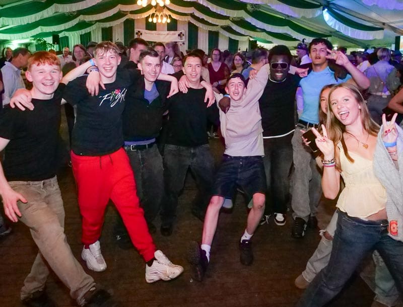 Volles Festzelt beim Festball des Schützenfestes Feldmark 2026 - Bild 12