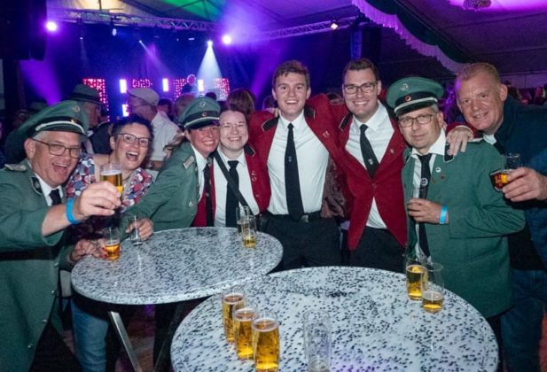 Volles Festzelt beim Festball des Sch&uuml;tzenfestes Feldmark 2026 - Bild 15