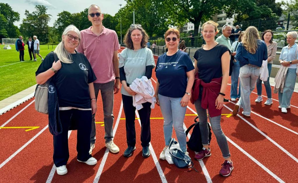 Schulleiterin Schulte-Huxel mit  Sportteam des St. Ursula Gymnasiums Dorsten