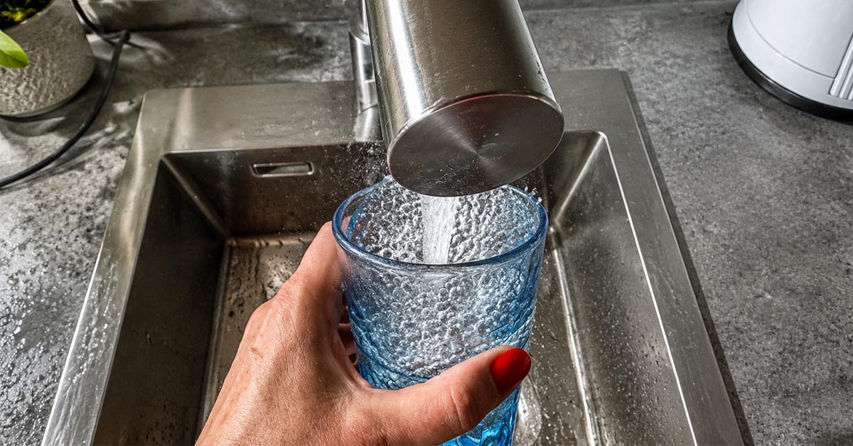 Trinkwasser aus einem Wasserhahn, Symbolbild für steigende Wasserpreise in Dorsten