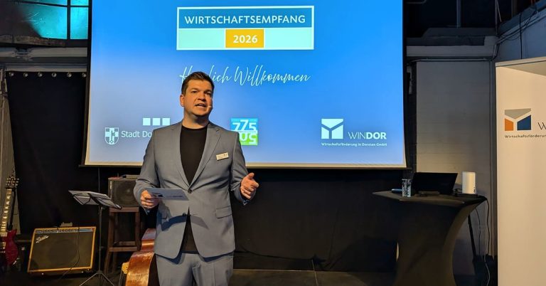 Oliver Göttlich beim Wirtschaftsempfang 2026 in Dorsten vor dem WINDOR-Bildschirm