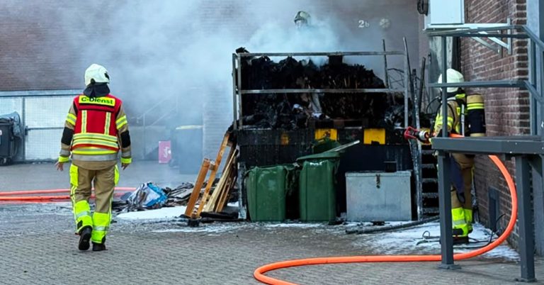 Paletten und Müllcontainer brennen hinter Netto an der Borkener Straße