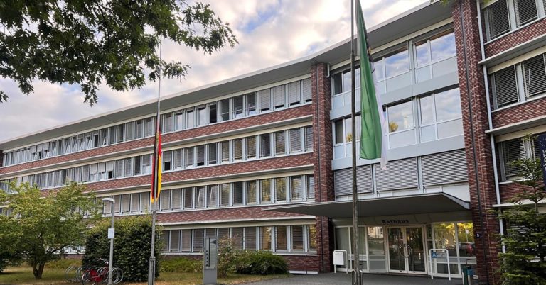 Nach Terroranschlag in Berlin: Flaggen vor Dorstener Rathaus auf halbmast