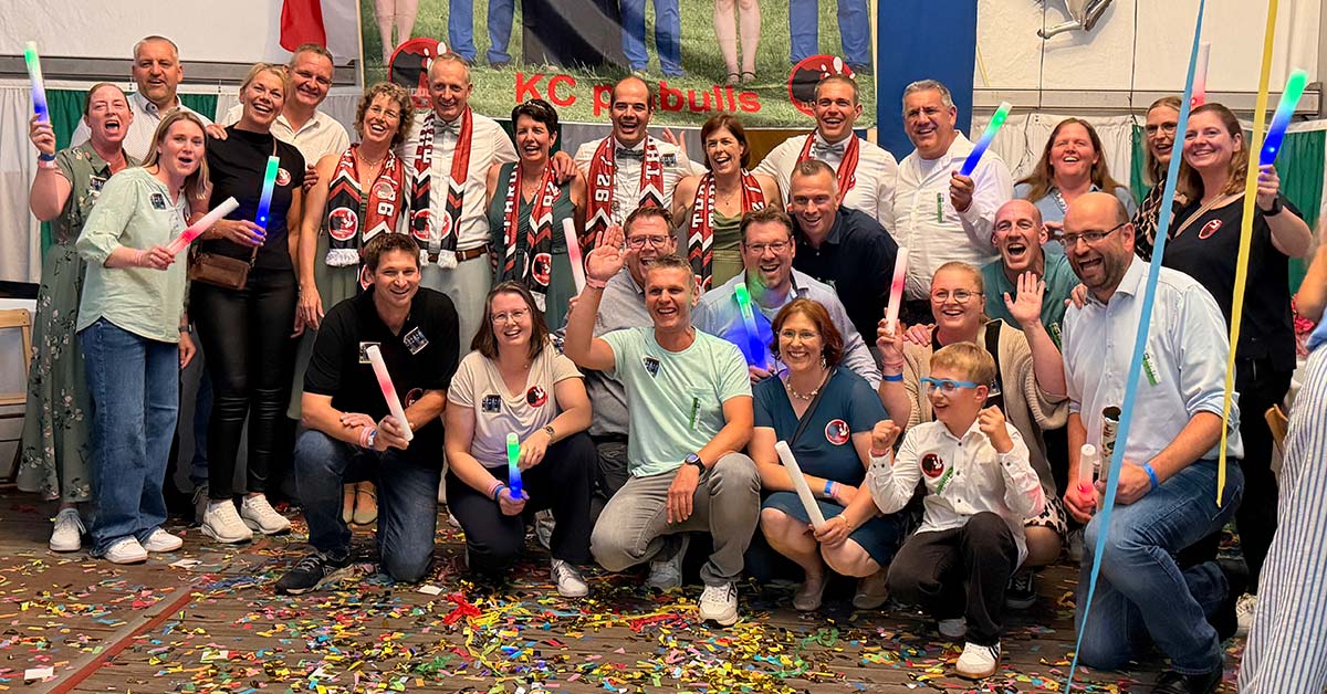 Matthias und Miriam Krampe beim Einzug ins Festzelt beim Schützenfest Rhade 2026