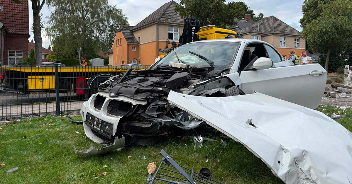 Unfall Dorsten Hervest Auto in Garten Glück Auf Straße