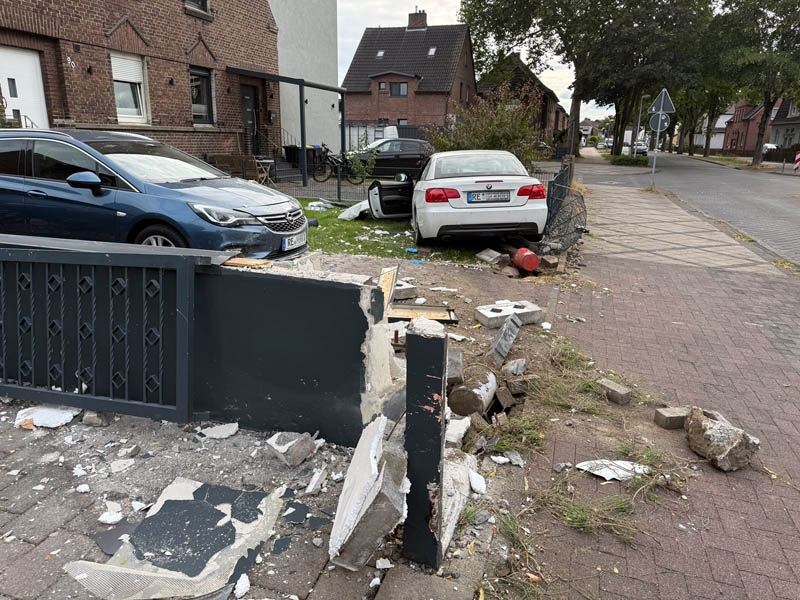Unfall Dorsten Hervest Auto in Garten Glück Auf Straße