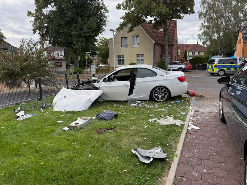 Unfall Dorsten Hervest Auto in Garten Glück Auf Straße