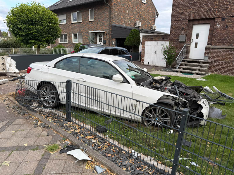 Unfall Dorsten Hervest Auto in Garten Glück Auf Straße