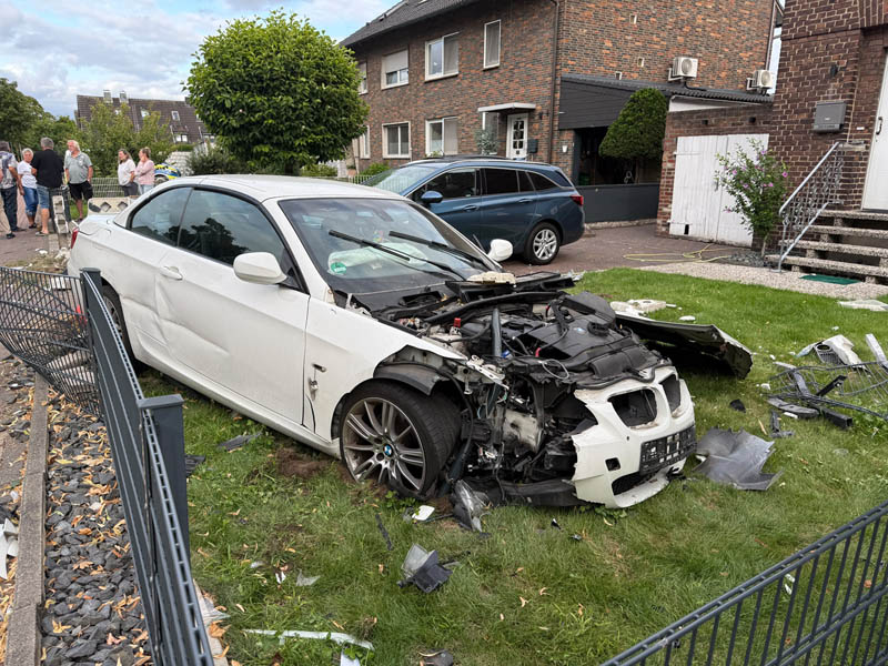 Unfall Dorsten Hervest Auto in Garten Glück Auf Straße