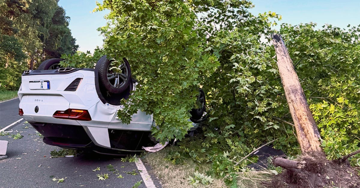 Unfall Auto auf Dach Wienbecke