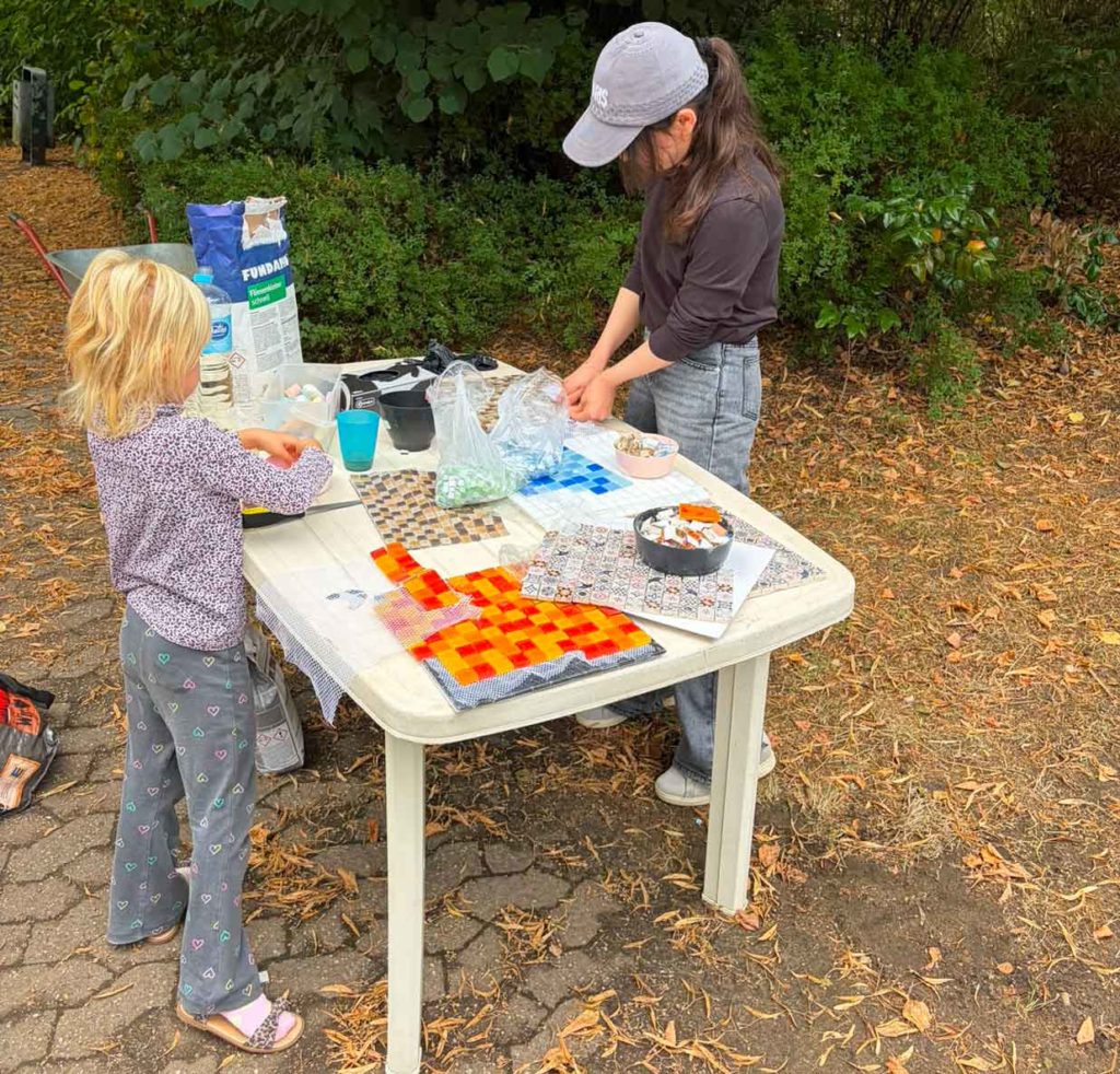Kinder machen bei Spielaktionen auf dem Friedensplatz in Dorsten-Holsterhausen mit.