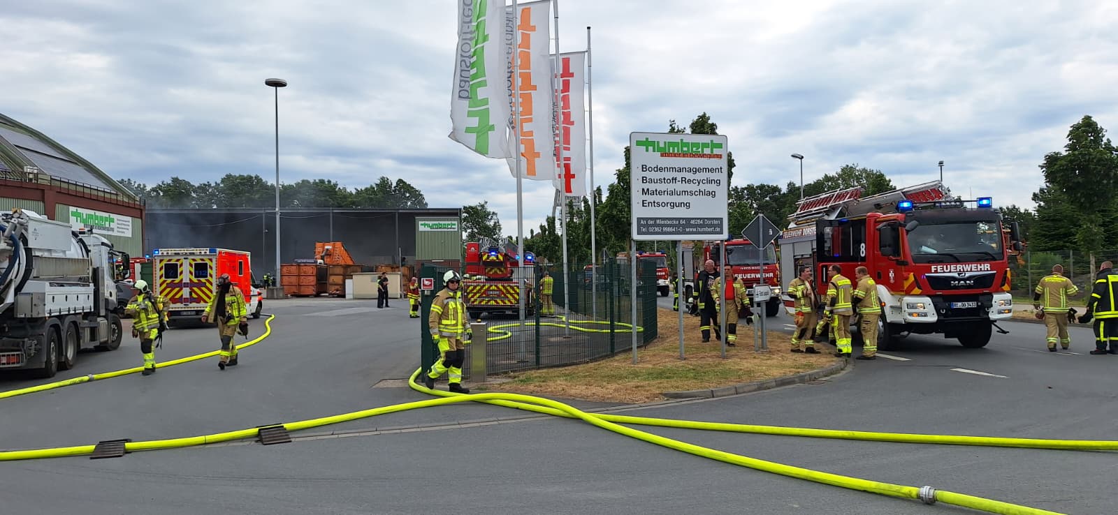 Feuerwehreinsatz in Dorsten-Hervest bei der Entsorgungsfirma Humbert Humbert.