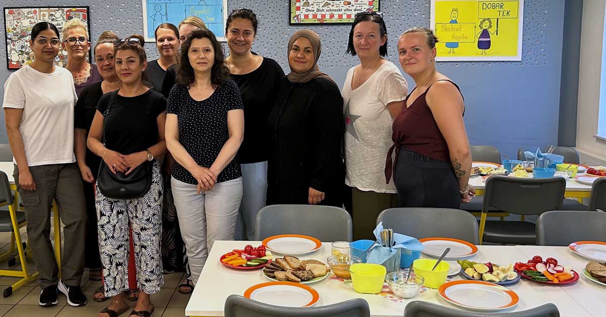 Eltern bereiten das gesunde Frühstück an der Augustaschule vor.