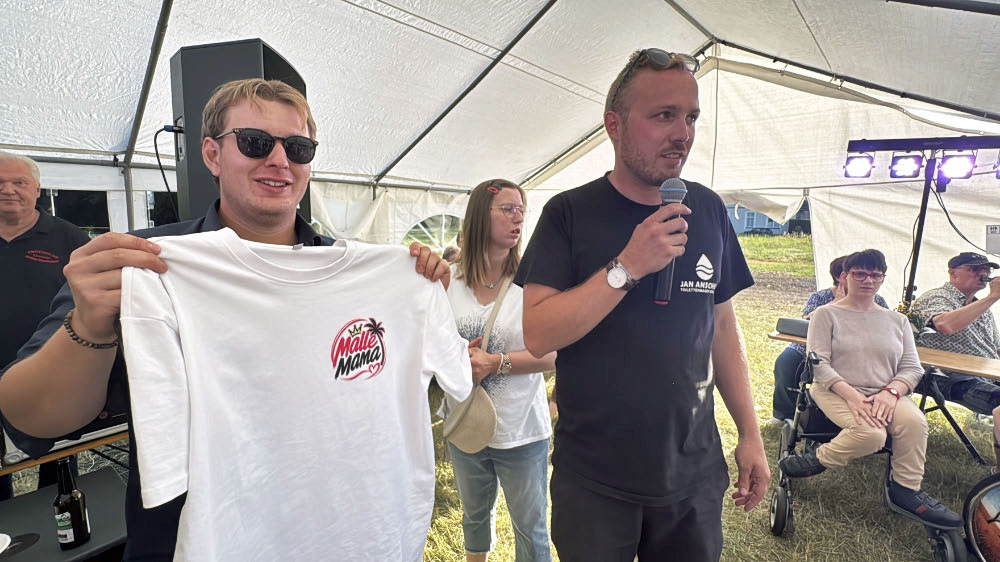 Versteigerung für einen guten Zweck mit Jan Anscheit - Schützenverein Hart. Foto: Petra Bosse