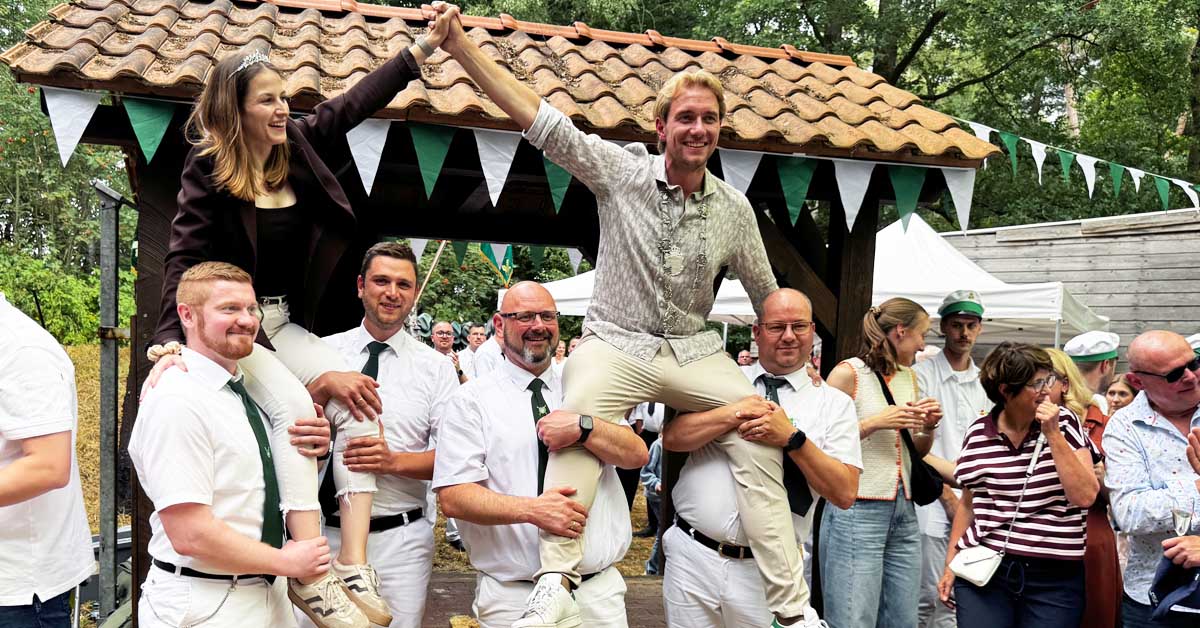 Jubel für das neue Rhader Königspaar Jan Hendrik Martens und Svenja Meismann.