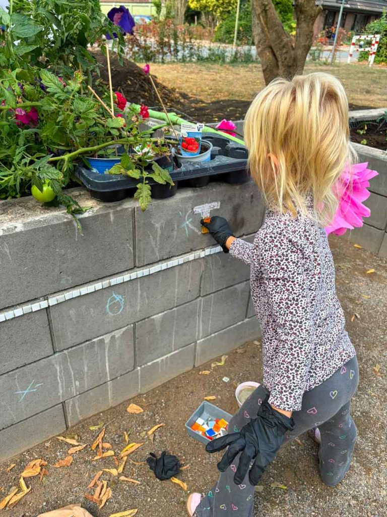 Kinder machen bei Spielaktionen auf dem Friedensplatz in Dorsten-Holsterhausen mit.