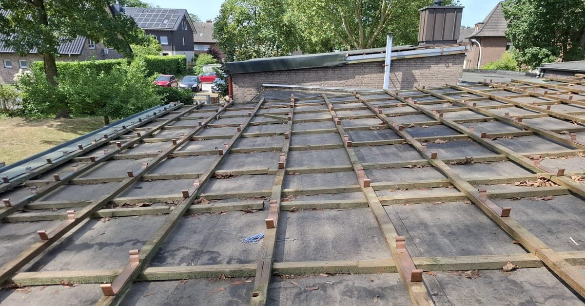 Beschädigtes Dach der Kita St. Josef in Hervest nach einem Kupferdiebstahl
