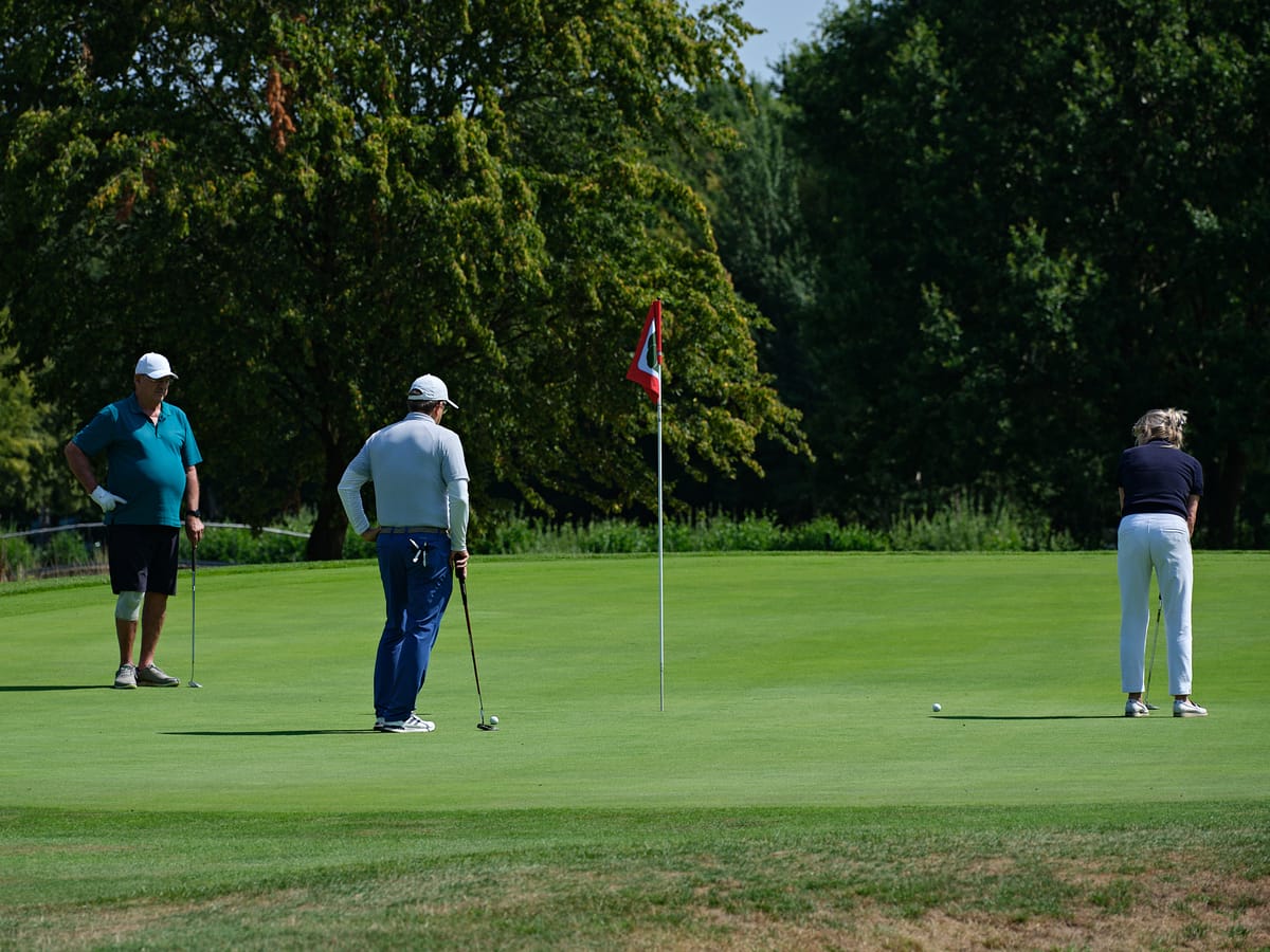 Teilnehmer der Lions Golfmeisterschaften auf dem Grün im Golf-Club Weselerwald