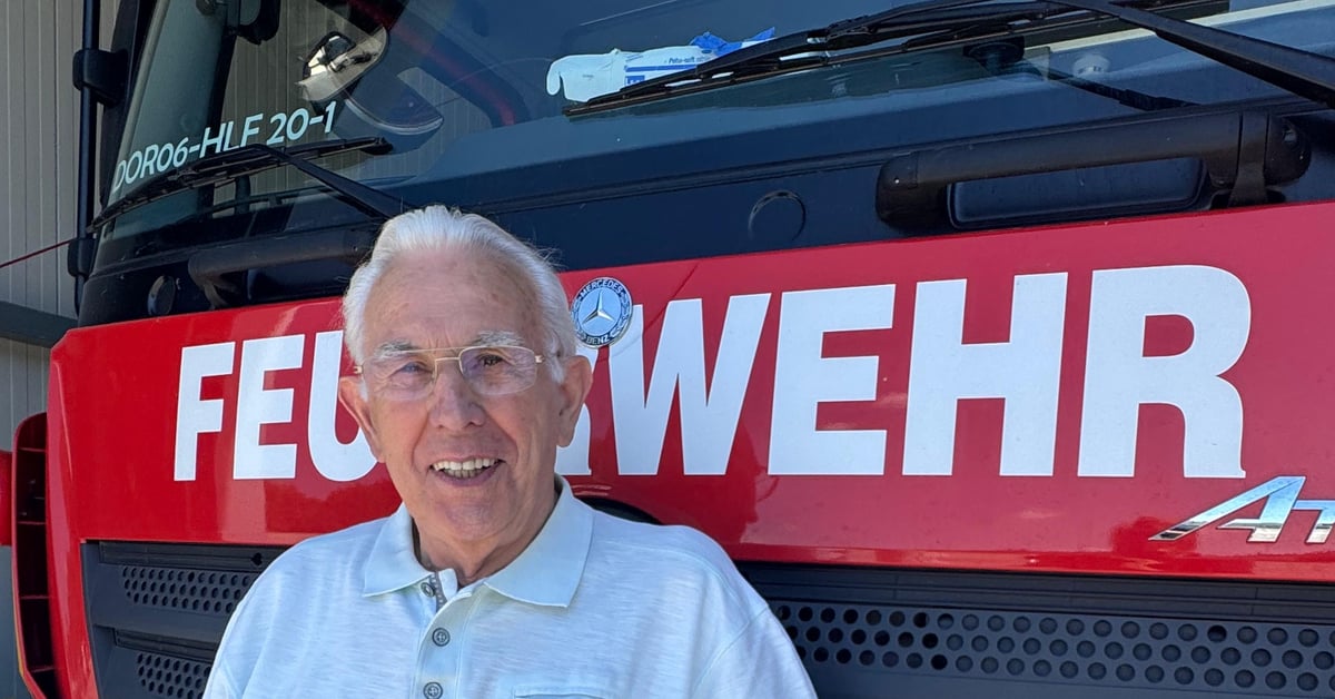 Heinz Mönk sitzt im Feuerwehrhaus der Freiwilligen Feuerwehr Dorsten-Altstadt