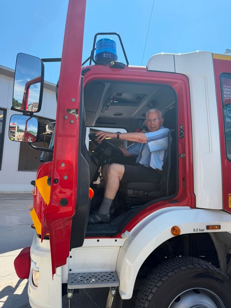 Heinz Mönk sitzt in einem Feuerwehrwagen und erinnert sich an den aktiven Dienst