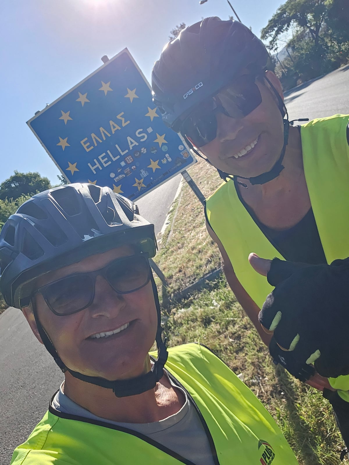 Johannes Düpmann und Stefan Pautsch vor einem Schild an der Grenze zu Griechenland